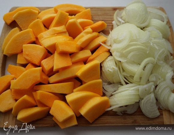 Лук тонко нарезать полукольцами. Тыкву почистить и нарезать пластинками.