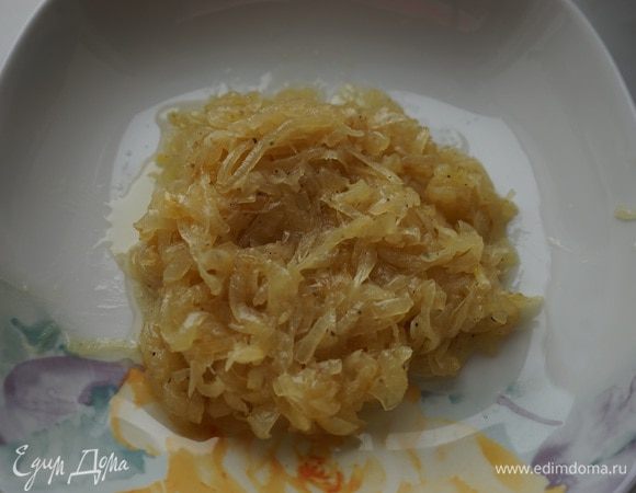  Переложить лук в миску. Вот такого цвета он станет.