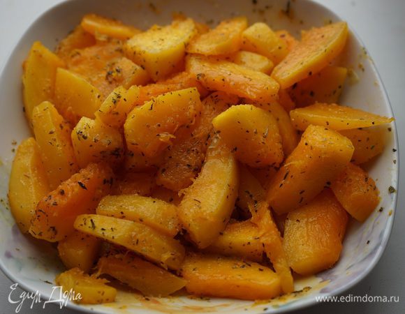 Добавить на сковороду раст. масло. Тыкву обжарить на среднем огне примерно 4-5 минут до появления золотистой корочки. Убрать с огня.
Включаем  разогреваться духовку до 190 C. Лук и тыкву посыпать щепоткой итальянских трав (или Вашими любимыми), добавить щепотку мускатного ореха, крошечную щепотку кайенского перца, черный молотый перец. 
Немного остудить. Можно, конечно, выкладывать и тёплую начинку, но тогда с тестом поверх начинки будет чуть труднее работать. Кого это не пугает, может выкладывать начинку сразу.