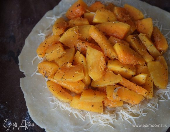 Начинку не обязательно выкладывать слоями, Вы можете всю начинку смешать в миске, а затем выложить на тесто. Но слоями красивее.
