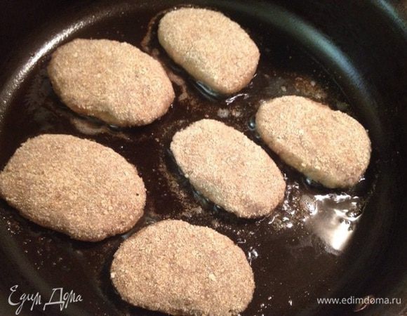 При формировании котлетку прижать, чтобы толщина была 1-1,5 см. Затем обкатать в сухарях и обжарить на растительным масле с обеих сторон.