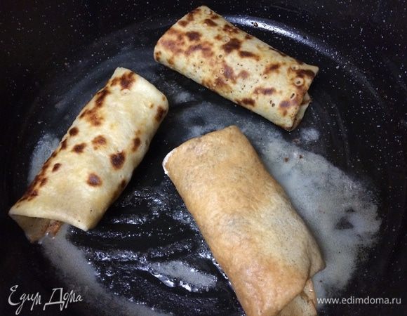 В каждый блинчик заверните начинку и сложите конвертиком.
Обжарьте блинчики с мясом с обеих сторон на сливочном масле по 2 минуты.
Подавайте со сметаной.

Приятного аппетита!
