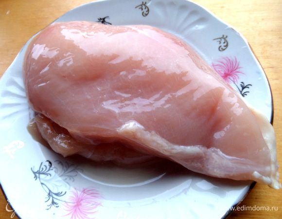 Филе промыть и поставить вариться с солью. У меня была грудка весом 350 г.