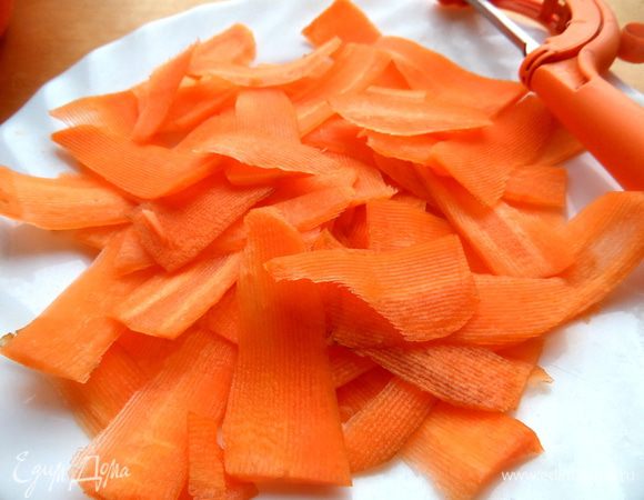 В это время глаз упал на любимую морковку... Решила нарезать её вот такими слайсами.