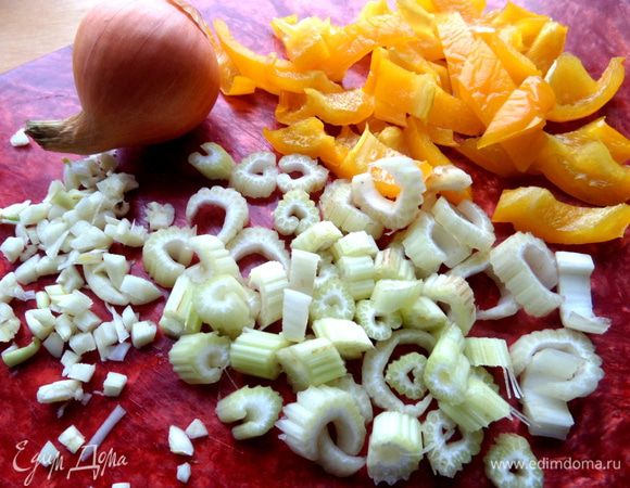 Сельдерей нарезать кусочками, перец брусочками, лук, чеснок просто измельчить.