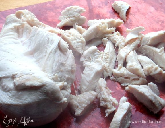 Курица сварилась быстро, вынимаем и отделяем кусочки по волокнам. Остальное филе пошло на супчик!