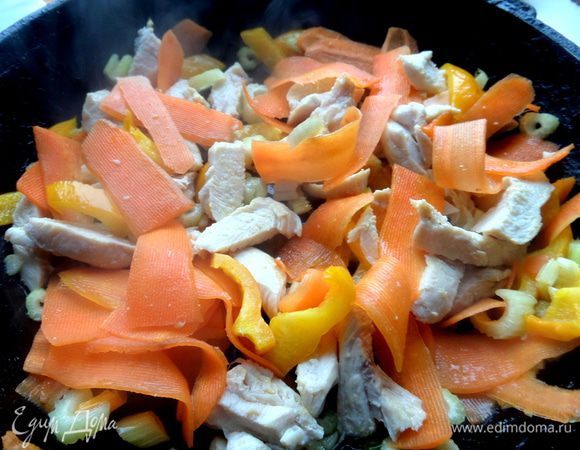 Обжариваем овощи на масле, добавим курочку.