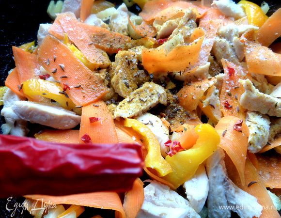 От чили покромсаем мелкие кусочки (мои сказали мало было!), добавим тмин, карри, приправы овощные.