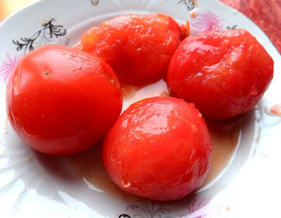 С томатов снять кожицу, ошпарив их, нарезать на кусочки или протереть через сито. 