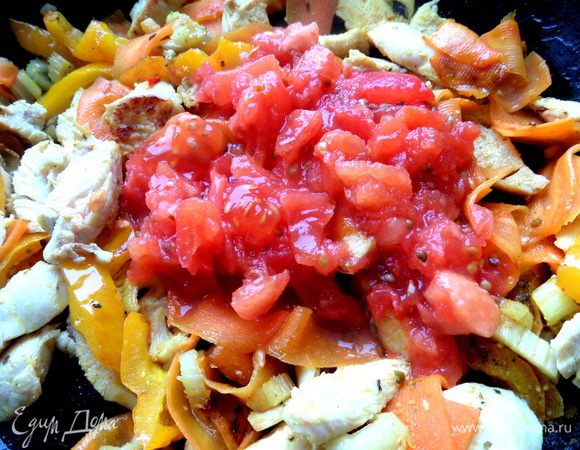 Добавить в сковороду и держать на огне до выпаривания сока. Можно использовать также консервированные томаты.