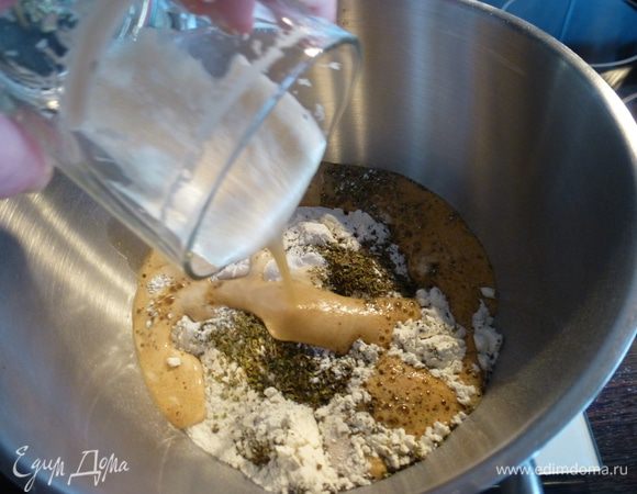 Если сахар мелкий, тогда его добавляем сразу в муку. У меня был крупный, поэтому я его растворила в пиве. 
Выливаем пиво в мучную смесь.