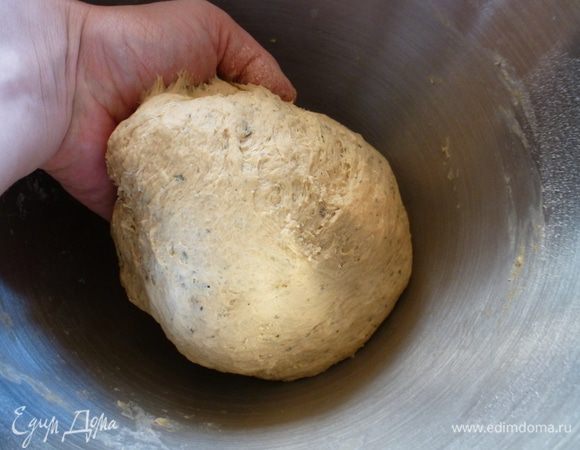 Замешиваем тесто. Оно должно хорошо собираться в шар, быть мягким, но не липнуть к рукам. Долго вымешивать тесто не надо.