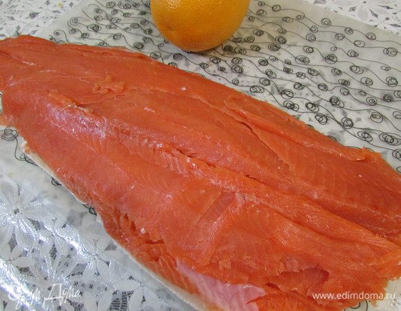 Филе форели освободите от тонких костей.