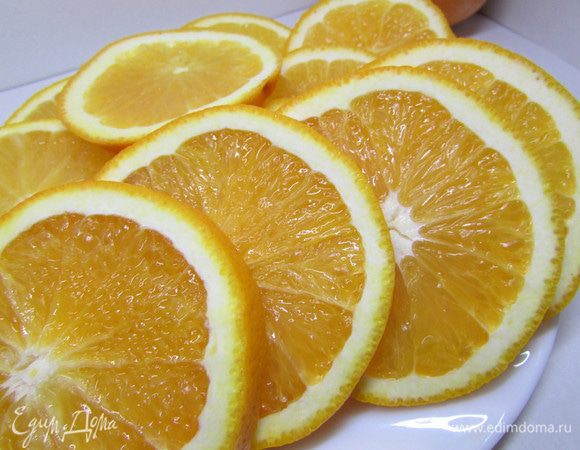 Апельсины хорошо помойте под горячей водой. Обсушите бумажным полотенцем и нарежьте тонкими кольцами.