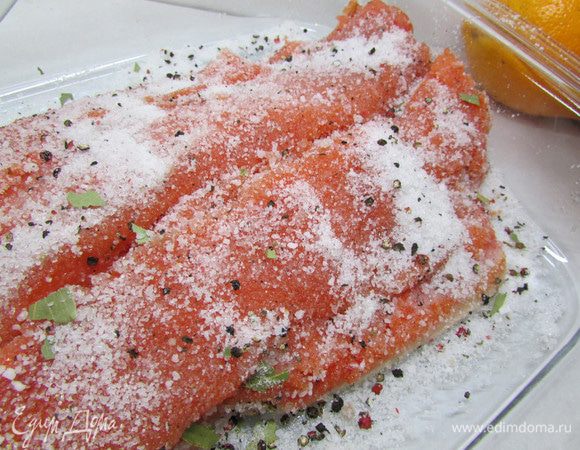 Филе форели выложите в контейнер. Пересыпьте со всех сторон подготовленной смесью.