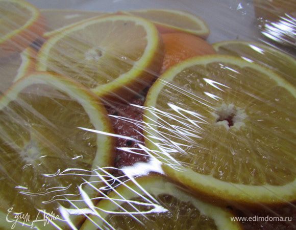 Затяните контейнер пищевой пленкой и поставьте рыбу на 48 часов в холодильник.