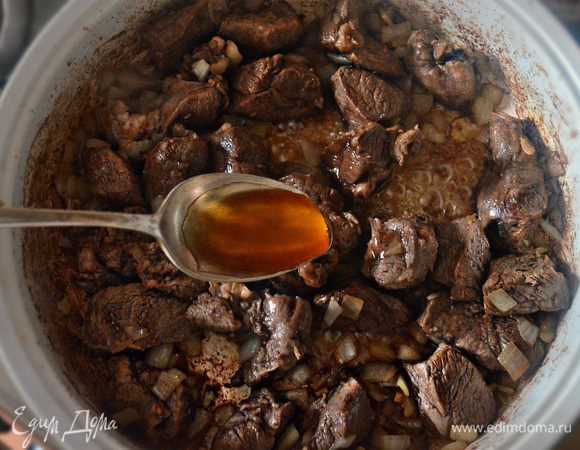 Влить к мясу 1 ст. л. мёда и дать слегка  карамелизоваться (2 мин).