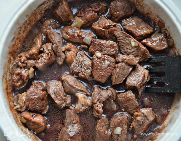 Влить в сотейник вино и довести до кипения. В идеале - именно то вино, которое и будем подавать к блюду. 