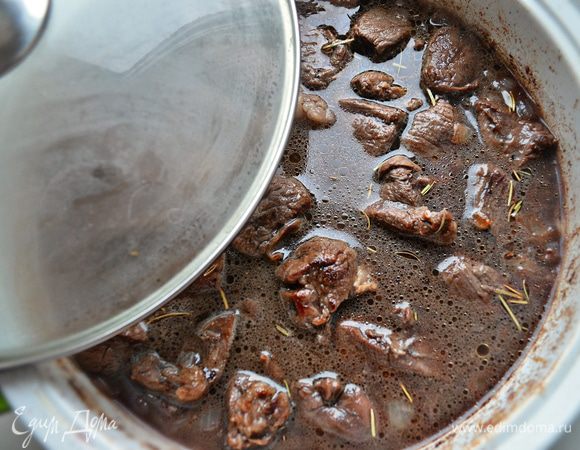 Затем добавить 1/2 ст воды, добавить розмарин, посолить и приправить перцем. Готовить под крышкой на медленном огне в течение 1 часа.