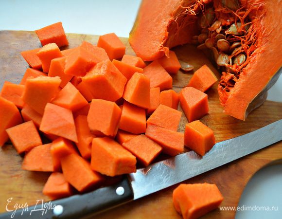 Тем временем очистить тыкву, нарезать кубиками и отварить в небольшом количестве подсоленной воды в течение 25-30 мин до размягчения.