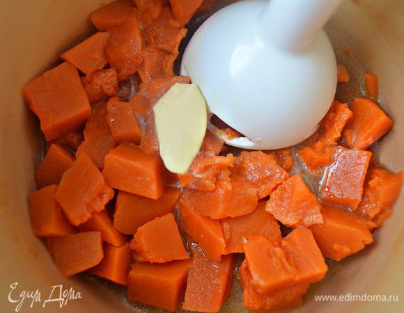 Затем слить жидкость, дать немного тыкве остыть, добавить 25 г сливочного масла и пюрировать с помощью блендера.