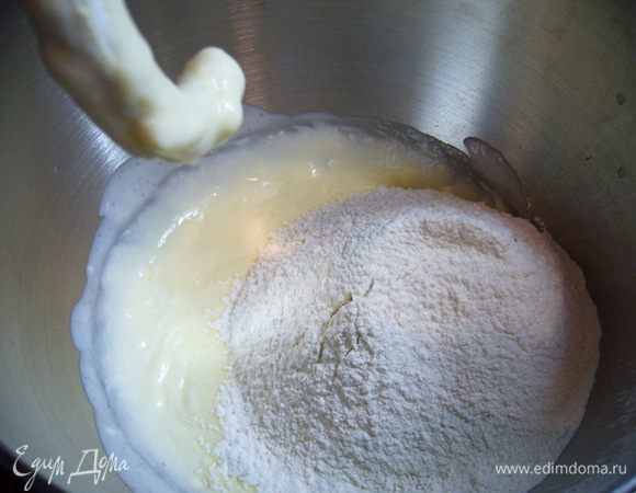 Сливочное масло достать из холодильника, оно должно быть комнатной температуры.
Растереть сметану с сахаром, добавить сливочное масло, вмешать.
Просеять 2 стак. муки, ввести муку в сметано-масляную массу. Хорошо вымесить тесто.
