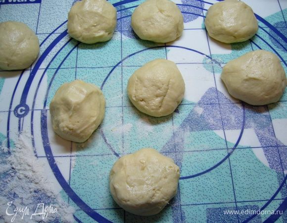 Духовку разогреть до 190С.
Разделить тесто на 8 частей.

