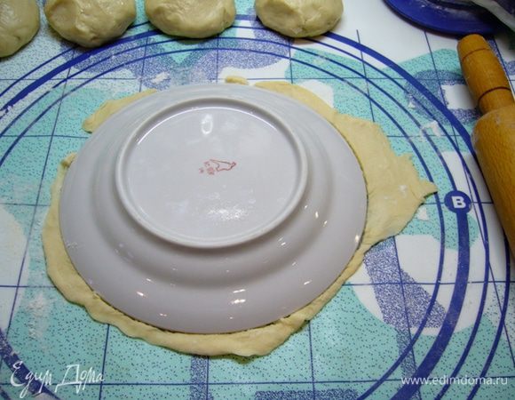 На рабочий стол просеять немного муки, раскатать каждую часть в тонкий пласт, вырезать круг, обведя, например, тарелку. Обрезки теста нам тоже пригодятся.
