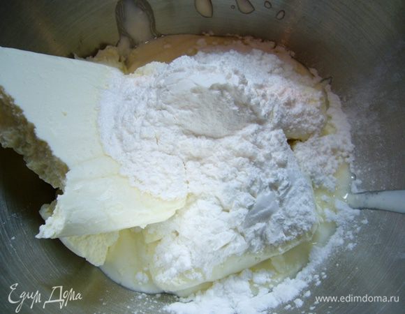 Для крема все ингредиенты взбить в миксере.