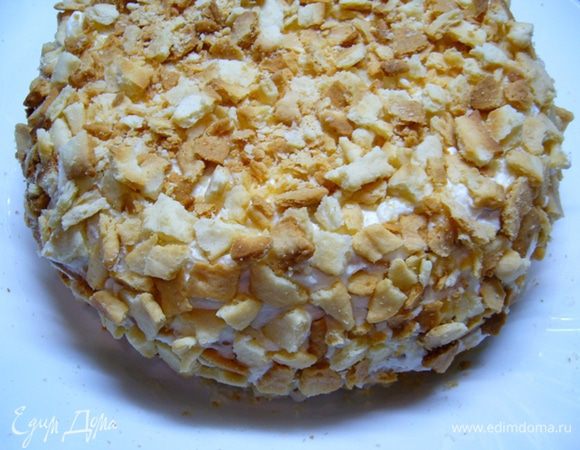 Выкладывать коржи друг на друга, промазывая кремом. Не забывать про верх и бока торта!
Выпеченные обрезки теста измельчить и обсыпать ими торт.
