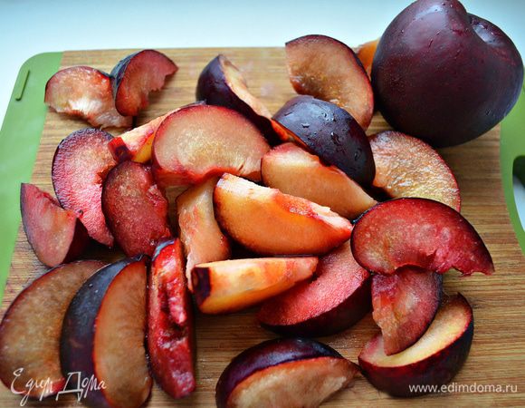 Из слив (нам понадобятся крупные сливы) удалить косточки и нарезать ломтиками.