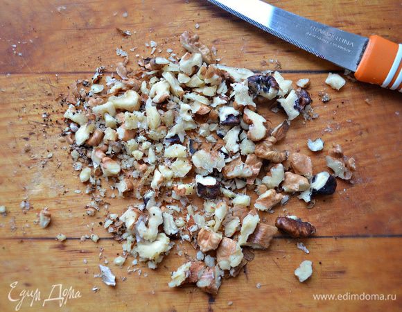 Орехи крупно порубить. Спустя 1 час к мясу добавить сливы и орехи, готовить ещё 15-20 мин.