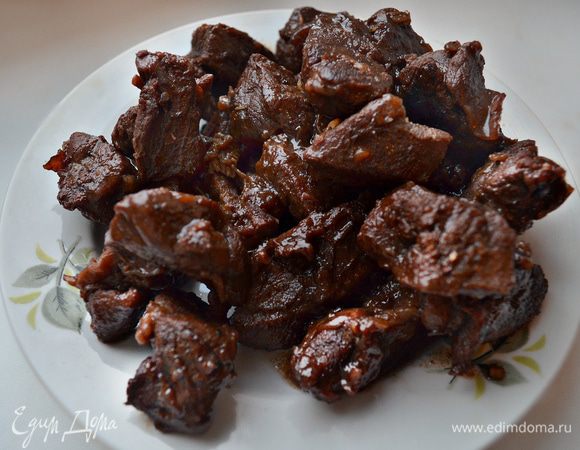 Снять сотейник с огня. Мясо выложить в другую посуду, дать остыть.