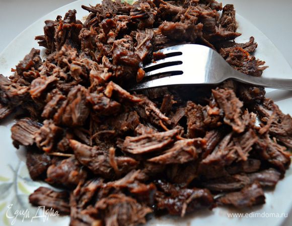 С помощью вилки разобрать мясо на волокна.