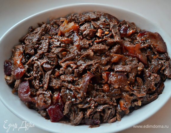 Если во время приготовления образовалось много жидкости, то необходимо немного уварить соус и перелить его к мясу (мне не пришлось этого делать). Мясо с соусом перемешать и разложить в форму для запекания или же в порционные формочки.