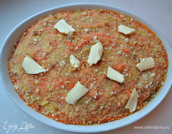 Выложить на мясо пюре из тыквы, посыпать панировочными сухарями и сверху разложить кусочками оставшееся сливочное масло. Запекать в разогретой до 180г духовке 20-25 мин.