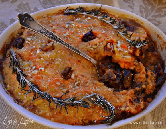 Подавать блюдо горячим с бокалом красного сухого вина.  Для гарнира идеально подойдет запеченный картофель или картофельное пюре, а также - спагетти. Хорошо будет и лёгкий овощной салатик. Приятного вам аппетита!
