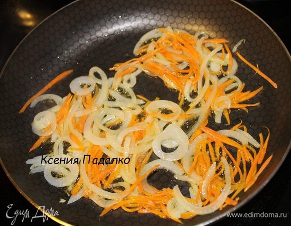 Лук нарезать тонкими полукольцами, морковь длинной тонкой соломкой. И обжарить в масле до слегка золотистого цвета. Отварить говядину и яйцо. Орехи обжарить на сухой сковороде.