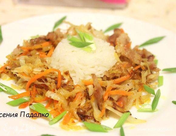  Рис выложить в центр тарелки, а во круг положить солянку, сверху присыпать зеленым луком. Приятного аппетита!!!!