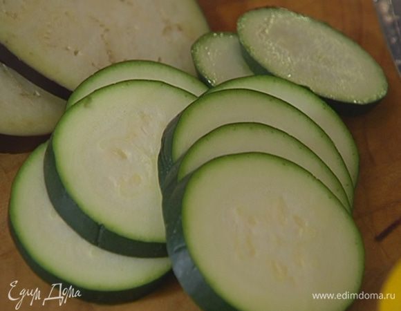 Баклажан и цукини нарезать тонкими кружками.