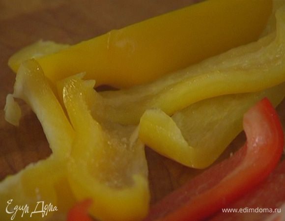 Сладкий перец нарезать полосками.