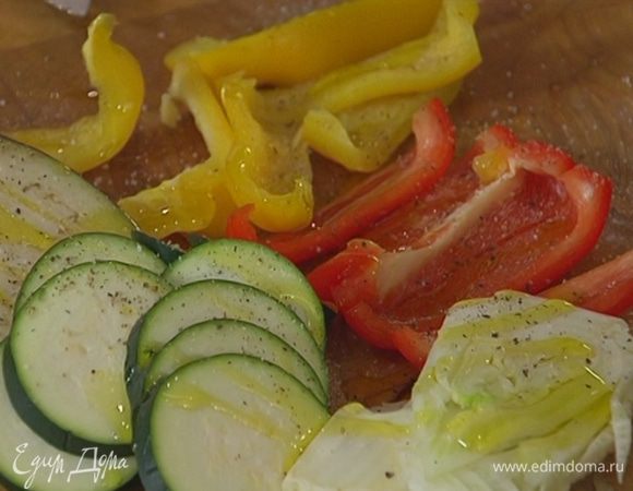 Все овощи посолить, поперчить и сбрызнуть оливковым маслом.