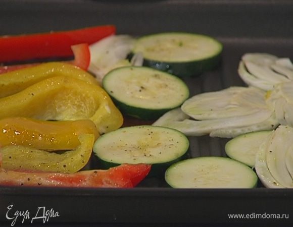 Разогреть сковороду-гриль и обжарить овощи с двух сторон.