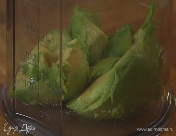 Авокадо разрезать пополам, удалить косточку и ложкой вынуть мякоть.