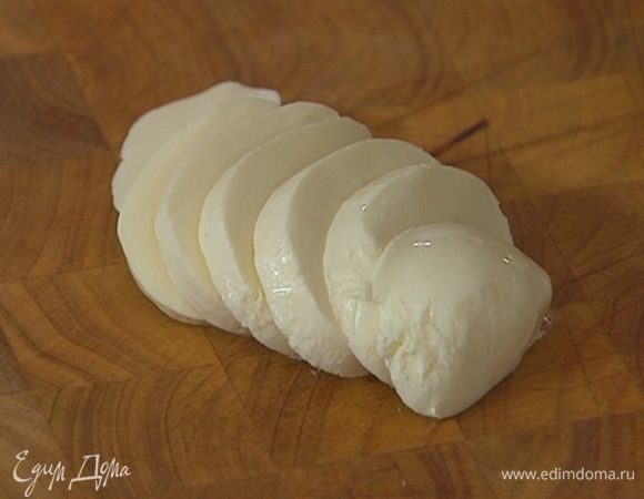 Моцареллу нарезать кружками.