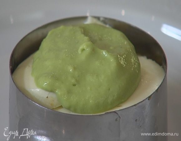 На тарелку поместить кондитерское кольцо, выложить в него пару кусочков моцареллы, затем баклажан, сладкий перец, цукини, фенхель, накрыть все ломтиками моцареллы, слегка утрамбовать и полить соусом из авокадо.