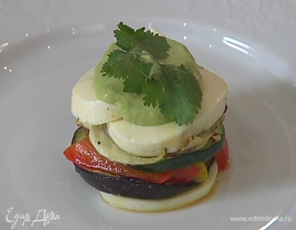 Снять кольцо с башенки и украсить ее листьями базилика. Так же поступить с оставшимися овощами и сыром.