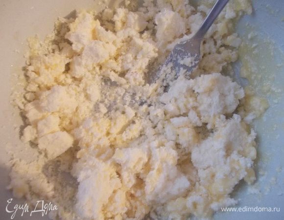 Творог растираем с сахаром и ванилью,можно пробить в блендере или через сито протереть. Сливочное масло растопить.