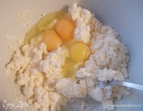Добавляем растопленное масло и яйца.