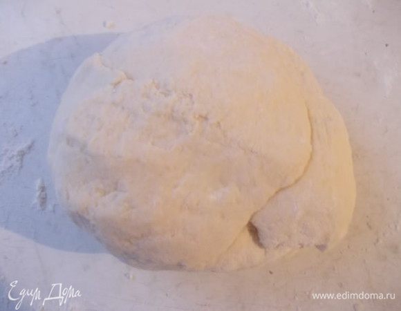 Добавьте к тесту соду погашенную уксусом,а затем постепенно всыпайте муку. Всыпьте сразу грамм 300,а затем по надобности подсыпайте еще,во время замешивания.Тесто должно быть крутым,но таким,чтобы его можно было раскатать.